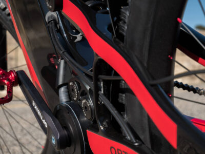 R15C-gloss-black-red-detail-cables R15C gloss black red detail cables